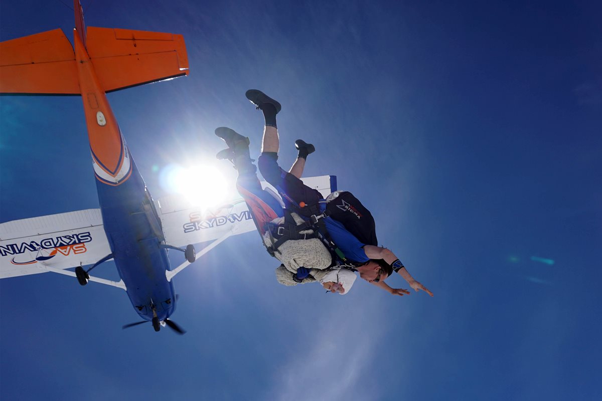 El salto en paracaídas de Irene O'Shea le ha dado la vuelta al mundo. (Foto Prensa Libre: AFP)