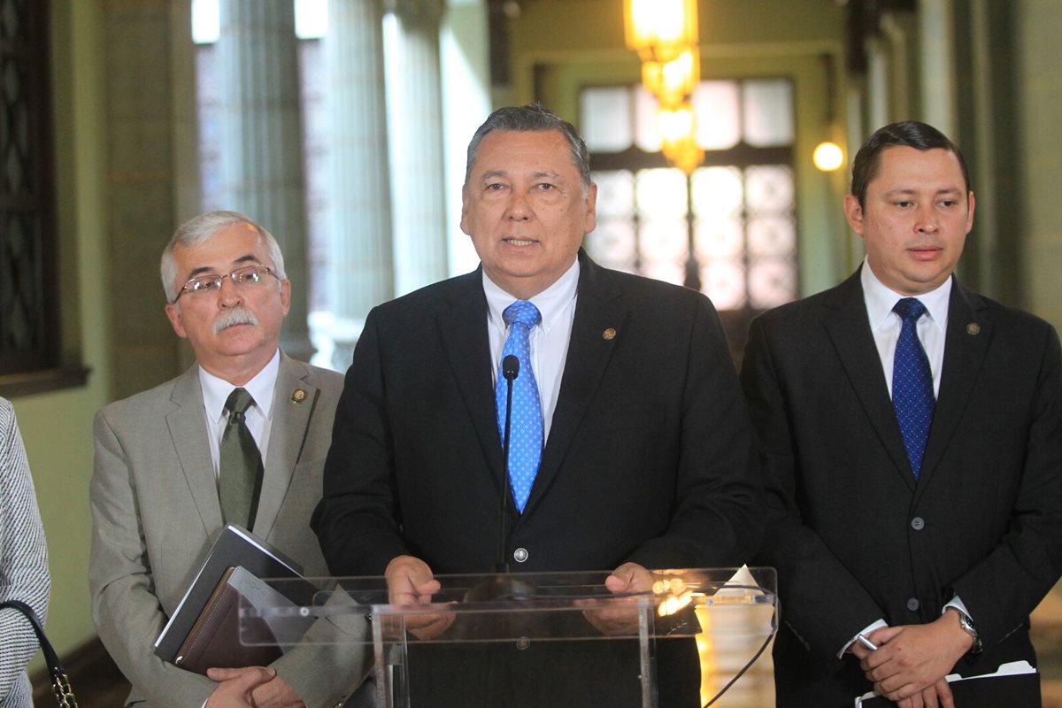 Vicepresidente Fuente Soria en conferencia de prensa al concluir una reunión del Consejo Nacional de Seguridad Alimentaria y Nutricional. (Foto Prensa Libre: Esbin García)