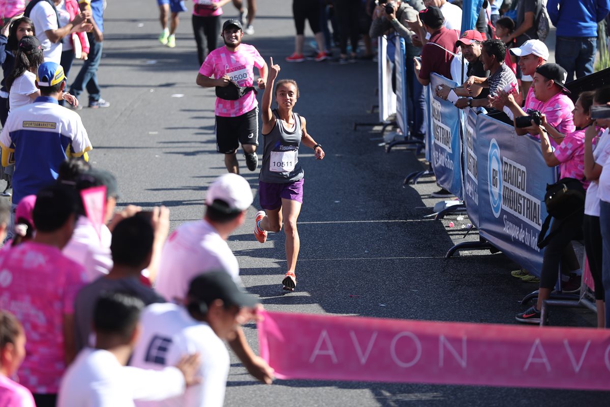 Heidy Villegas levanta la mano en seña de triunfo al acercarse a la meta en la Carrera Caminata Avon. (Foto Prensa Libre: Esbin Garcia)