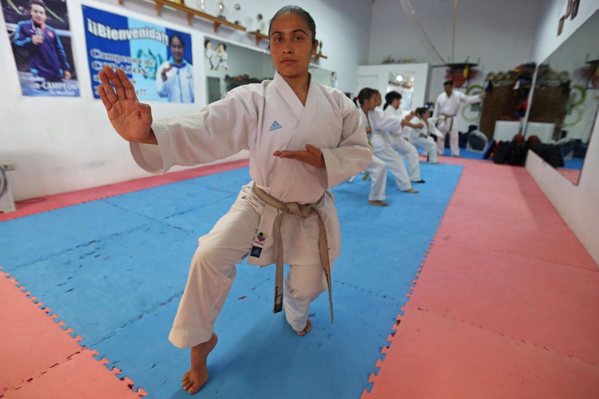 La karateca guatemalteca Cheili González en su dojo durante una entrevista. (Foto Prensa Libre: Hemeroteca PL)