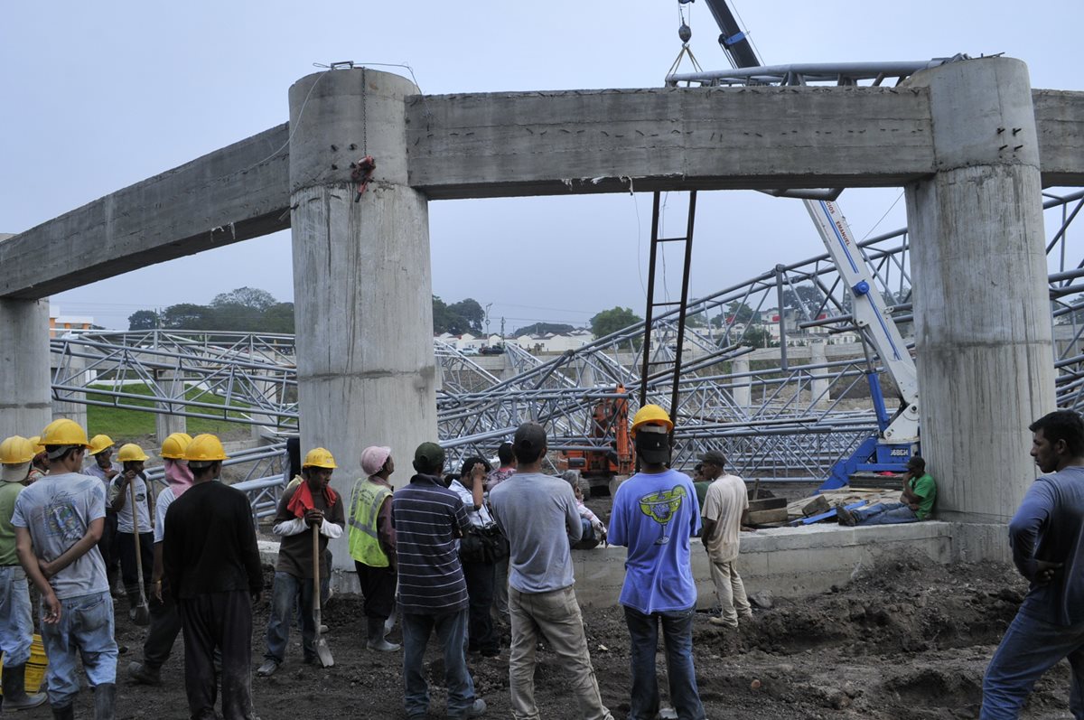 Trabajadores observan los escombros producidos por la caída del techo del complejo deportivo de Barberena, Santa Rosa. (Foto Prensa Libre: Oswaldo Cardona)