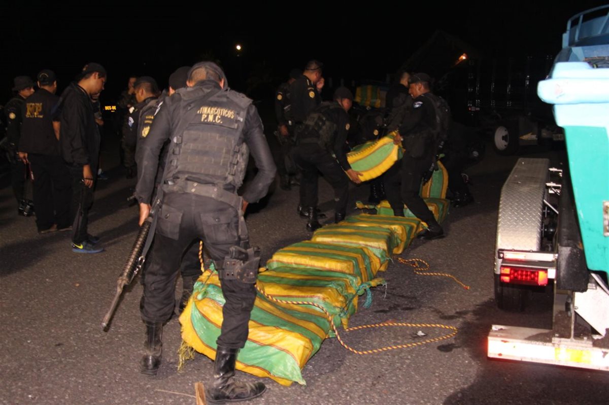 Agentes antinarcóticos trasladan las tulas a la Base Naval del Pacífico. (Foto Prensa Libre: PNC)