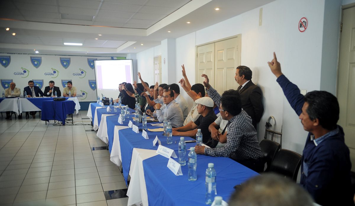 La Asamblea del Futbol, de manera unánime, decidió establecer un Comité Interino en la FedeFut, que aún no tiene el reconocimiento de la Fifa. (Foto Prensa Libre: Edwin Fajardo)