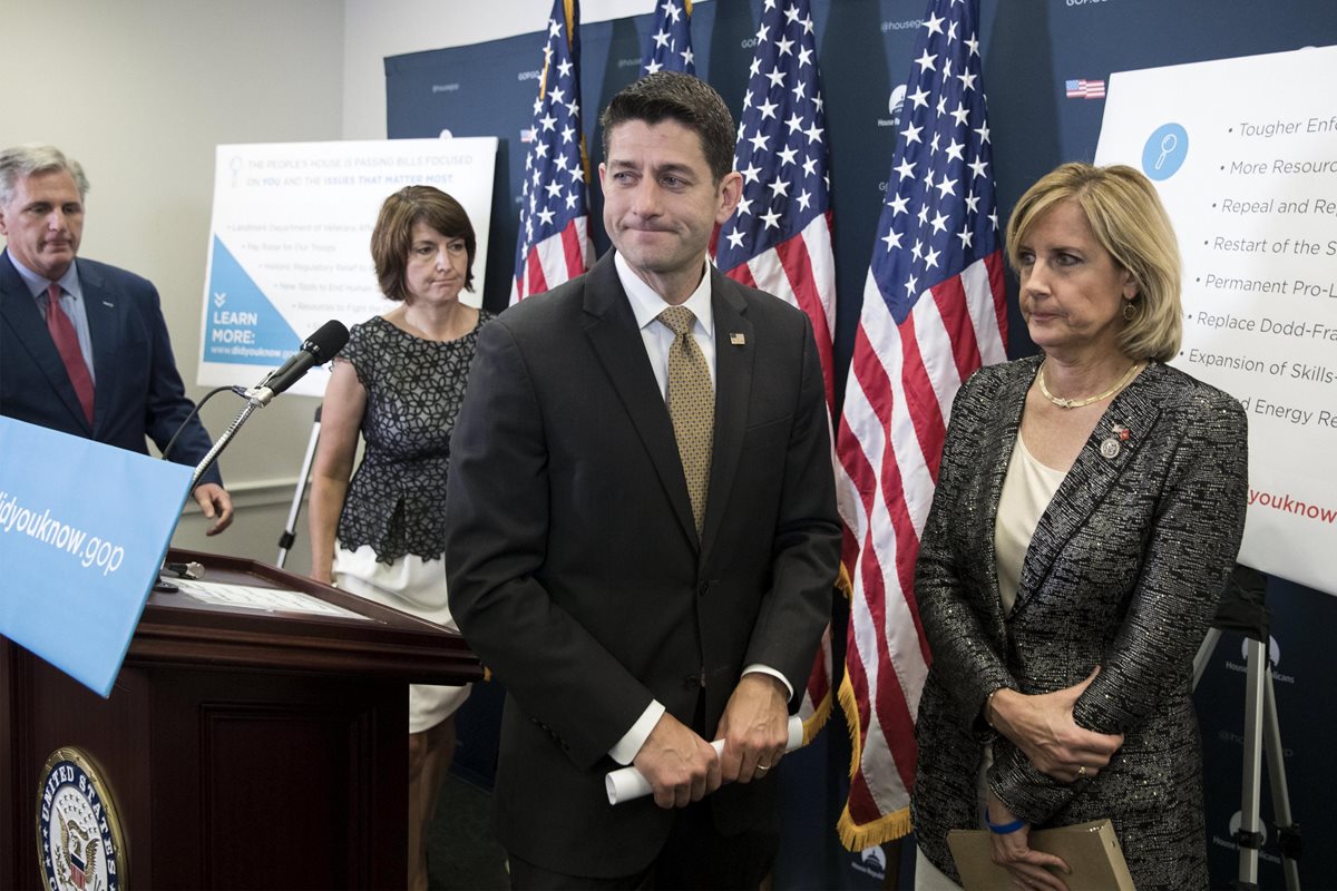 Paul Ryan, presidente de la Cámara de Representantes, antes de aprobar las sanciones contra Irán, Corea del Sur y Rusia. (Foto Prensa Libre: EFE)