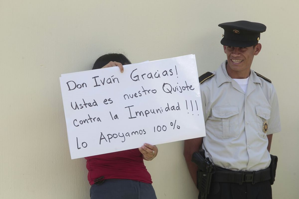 Muestras de apoyo llegan este día a la sede de Cicig por parte de manifestantes. (Foto Prensa Libre: Erick Ávila)