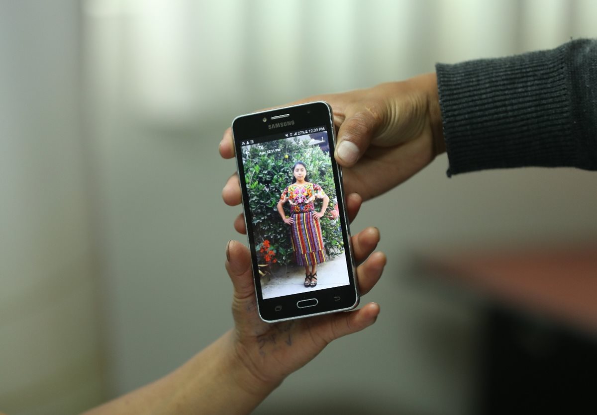 Familiares muestran una fotografía de Claudia Gómez, asesinada en la frontera de EE. UU. (Foto Prensa Libre: Hemeroteca PL).