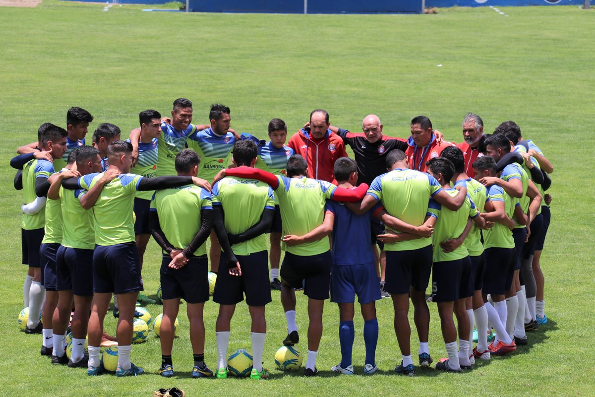 El técnico Wálter Claverí confía en que sus dirigidos consigan un resultado positivo en el partido de mañana frente a Guastatoya. (Foto Prensa Libre: Raúl Juárez)