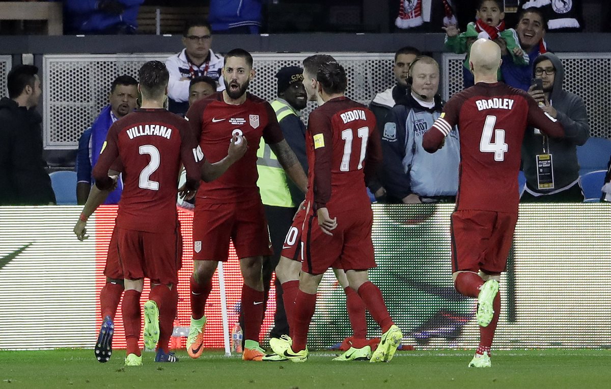 Los jugadores de la Selección de Estados Unidos celebran uno de los seis goles contra Honduras. (Foto Prensa Libre: AP)