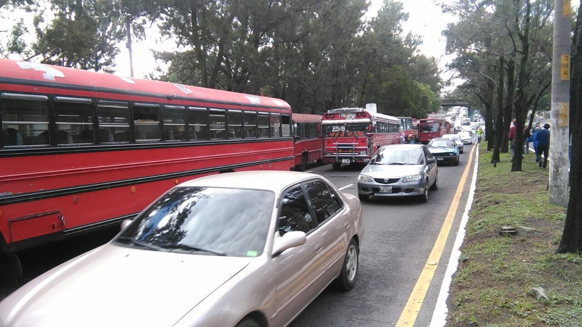 Buses de la ruta 203 y 204 bloquean la salida de la Universidad de San Carlos en el Periférico, zona 12. (Foto Prensa Libre: Érick Ávila)