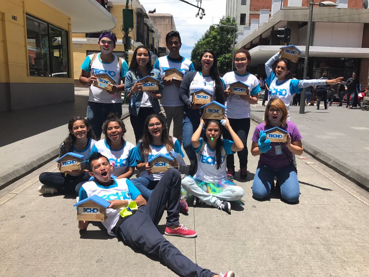 Algunos de los voluntarios que participan en la colecta. (Foto Prensa Libre: Cortesía)