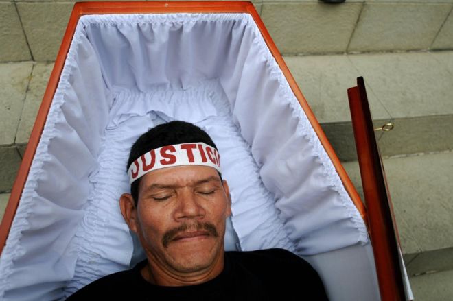 Los afectados por el "jarabe de la muerte" se manifiestan recurrentemente para que se les haga justicia. GETTY IMAGES