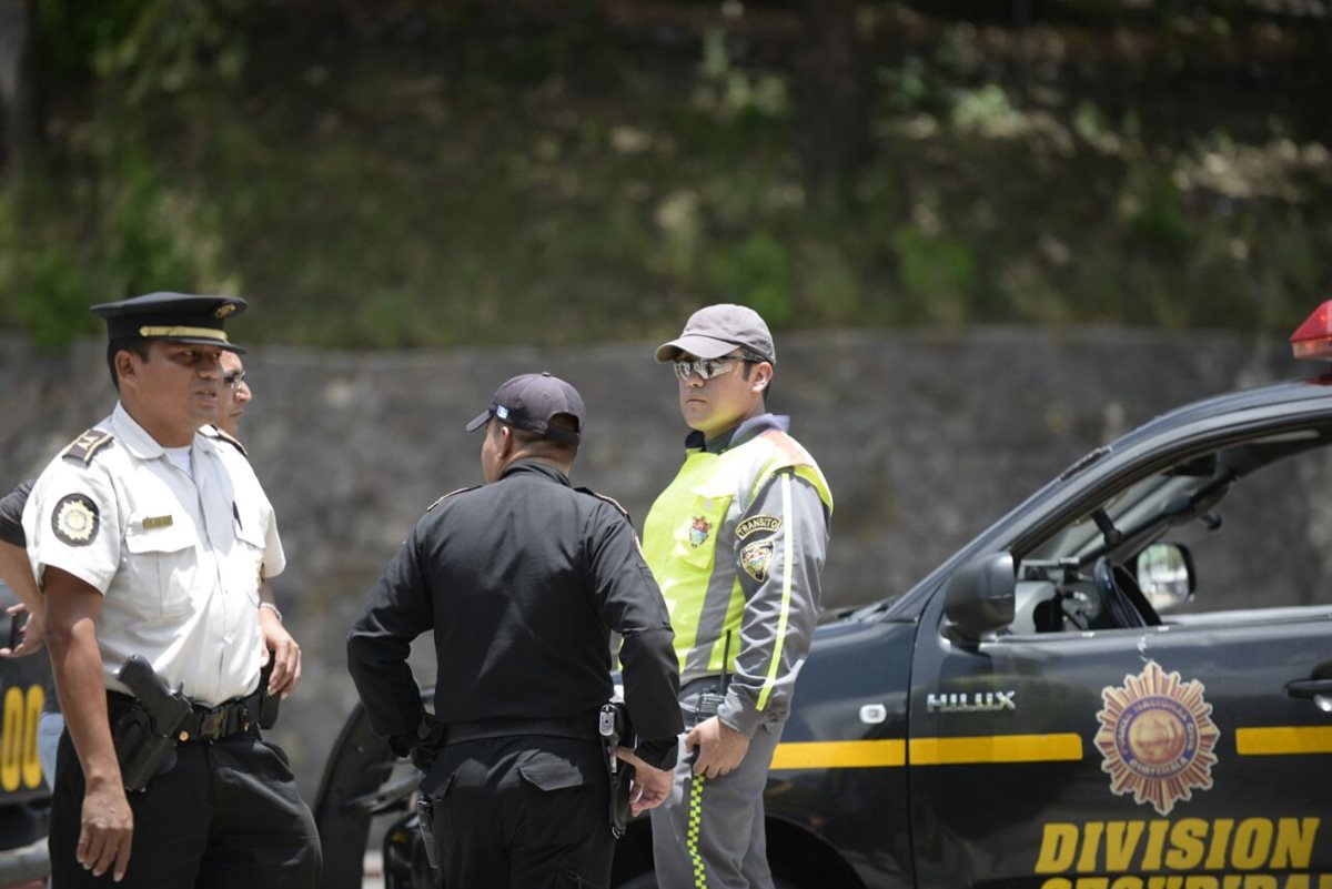 Un agente de PMT fue detenido por la PNC por no dejar pasar a un juez. (Foto Prensa Libre: Esbin García)