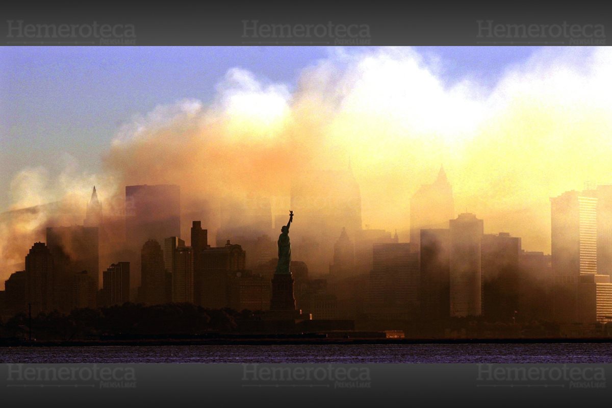 Una nube de polvo cubre la isla de Manhattan luego de los atentados terroristas. (Foto: Hemeroteca PL)