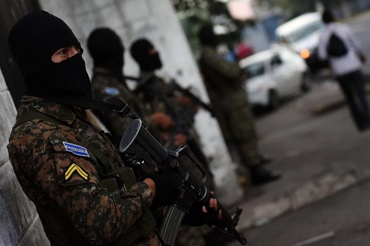 <span class="irc_su" dir="ltr" style="text-align: left;">Policías vigilan una calle, tras repunte de violencia en El Salvador. (Foto Prensa Libre: AFP)