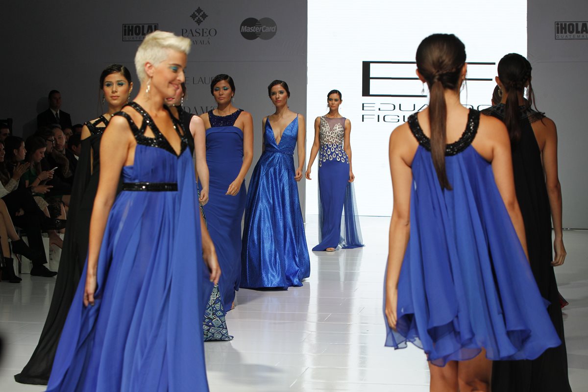 Xarha es el nombre de la colección que presentó Eduardo Figueroa y quien fue el encargado de abrir el Mercedes Benz Fashion Show. (Foto Prensa Libre: Paulo Raquec).