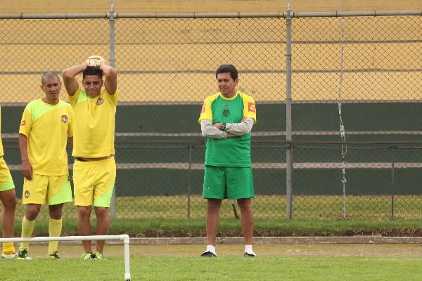 leonel noriega observa a su compañero Josué Melgar, ante la presencia del entrenador de los leones, Francisco Melgar.