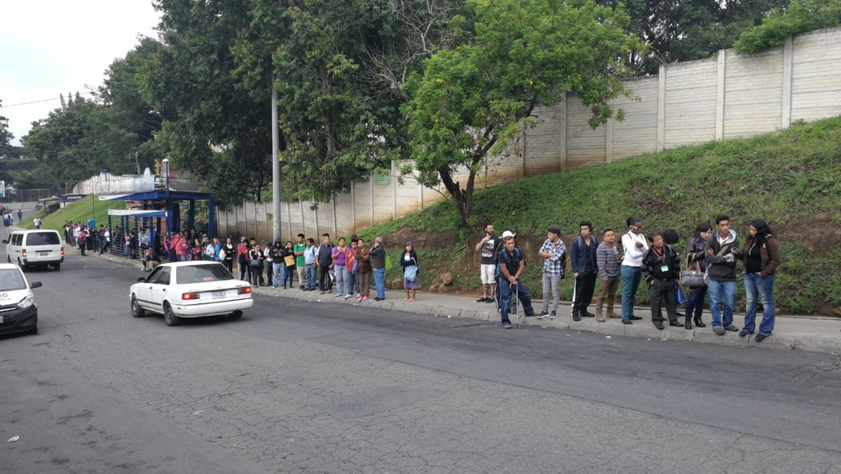 Largas filas de personas se vieron en las paradas del Transurbano, empresa que paralizó sus servicios hoy.