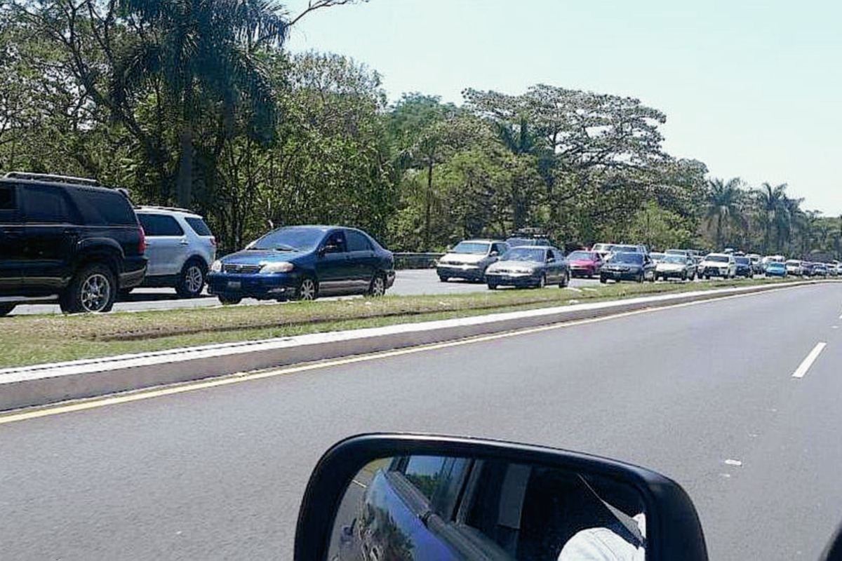 Al menos dos kilómetros de cola. (Foto Prensa Libre: Usuario de Twitter @recomiendagt)