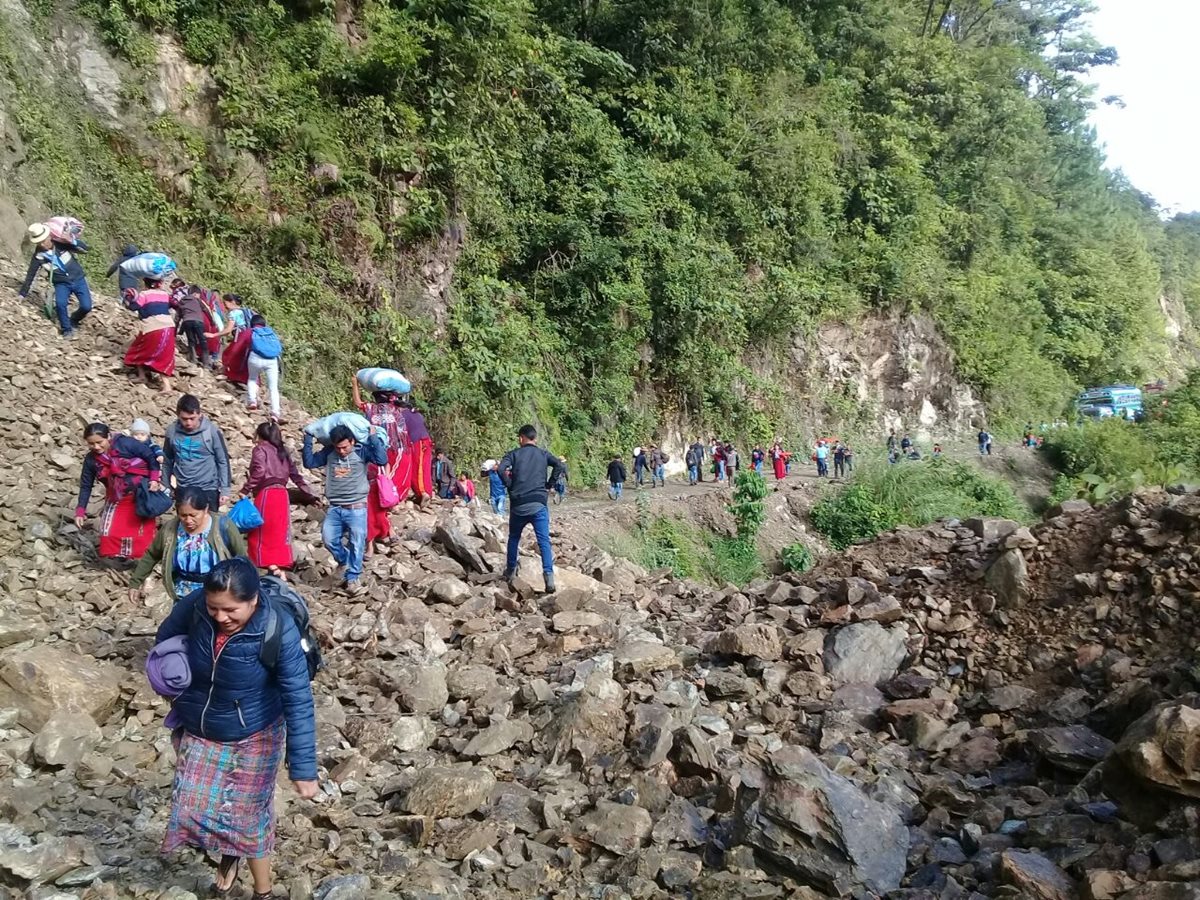 Decenas de vecinos de comunidades de Chajul, Quiché, son afectados por un derrumbe. (Foto Prensa Libre: Héctor Cordero)