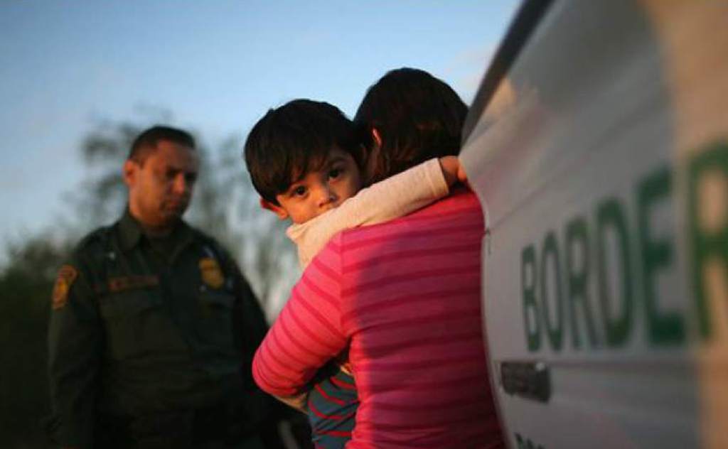 Padres que viven en Estados Unidos pagan para que familiares les lleven a sus hijos a ese país. La violencia en el Triángulo Norte de Centroamérica los obliga a tomar esa decisión. (Foto Hemeroteca PL)