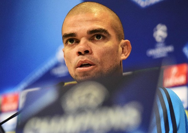 Pepe defendió a su compañero Cristiano Ronaldo, tras las criticas recibidas en el Bernabéu. (Foto Prensa Libre: AFP).