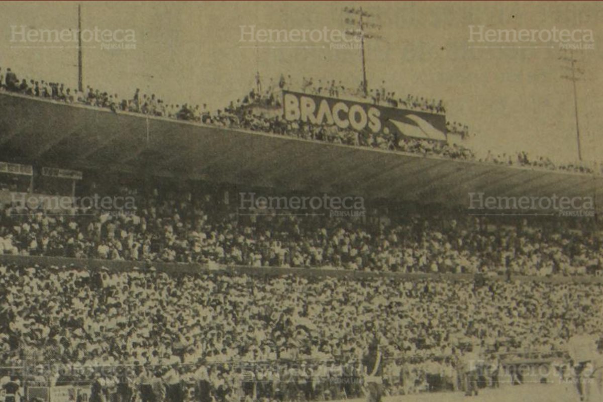 En 1979 aficionados colmaron el estadio Mateo Flores. (Foto: Hemeroteca PL)