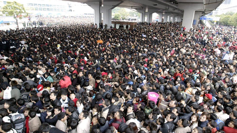 La sobrepoblación de algunas zonas urbanas plantea importantes restos y problemas para China, como evidencia esta imagen de pasajeros tratando de ingresar a la estación de trenes de Cantón. GETTY IMAGES