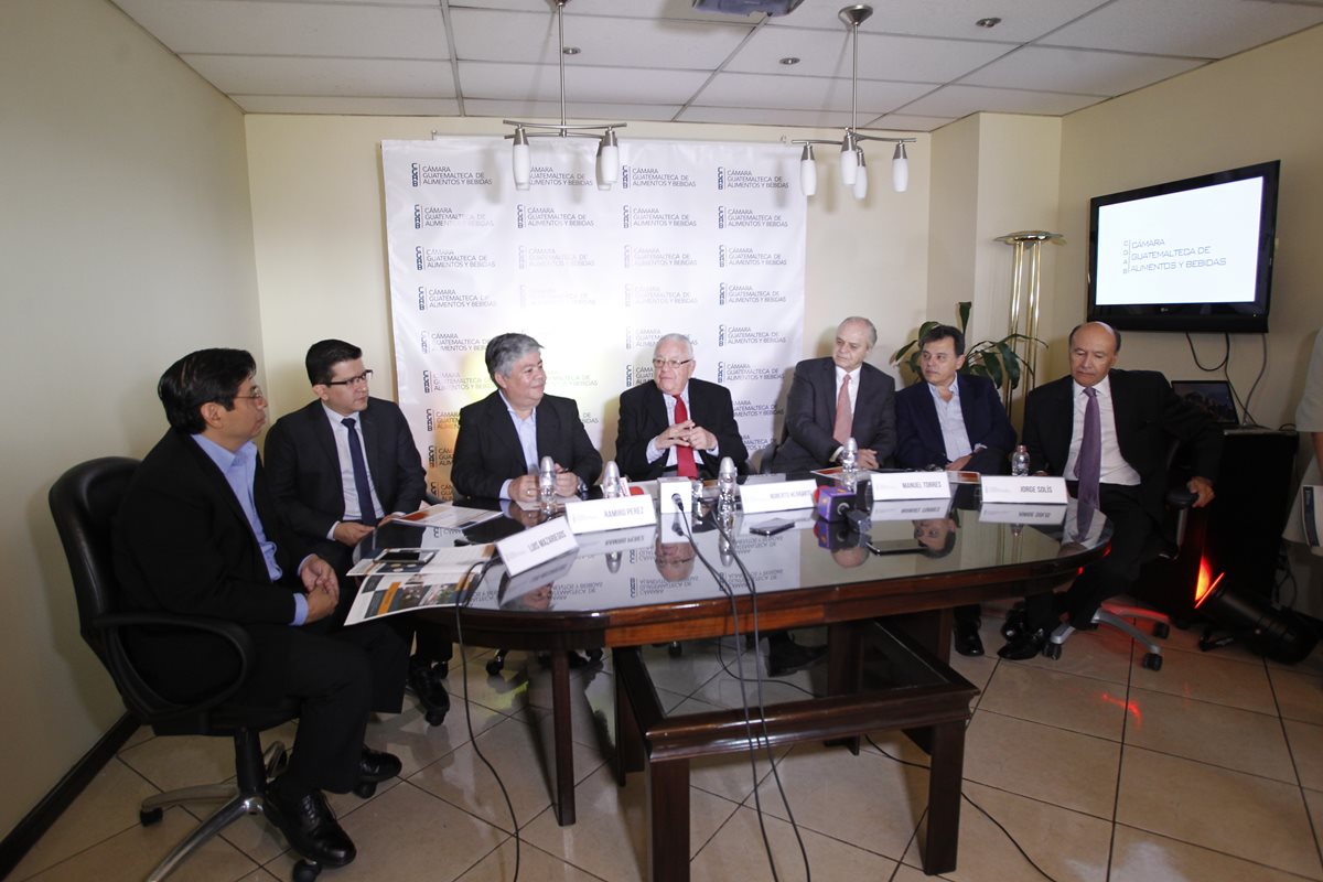 Luis Mazariegos, Ramiro P?érez, Roberto Herrarte, Manuel Torres y Jorge Solís de la Cámara guatemalteca de Alimentos y Bebidas (CGAB).(Foto Prensa Libre: Carlos Hernández)