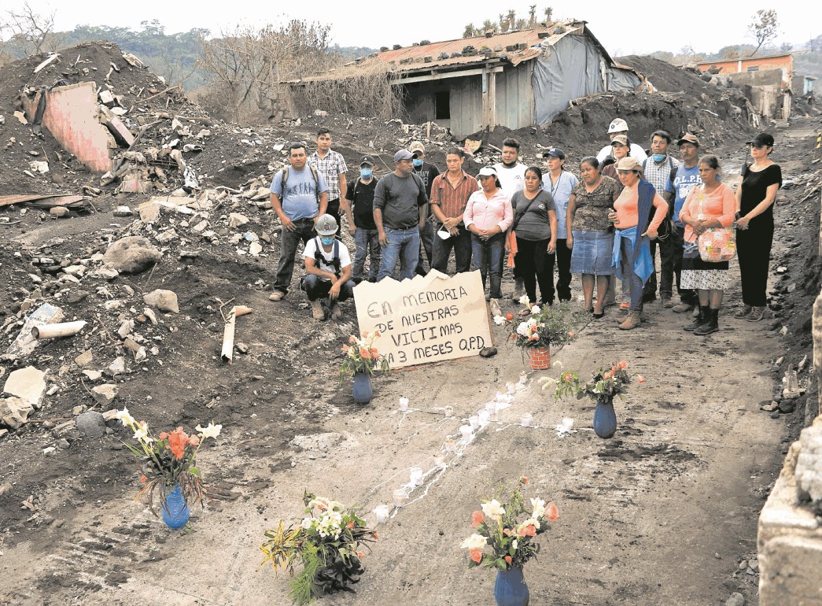 La actividad del Volcán de Fuego ha puesto en evidencia los riesgos con los que viven numerosas comunidades. (Foto Prensa Libre: Hemeroteca PL)