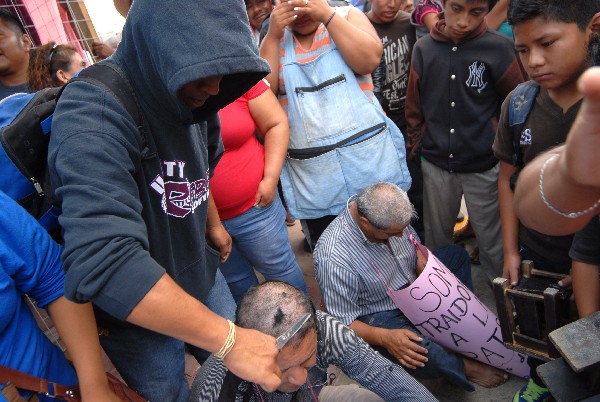 Maestros son rapados y obligados a caminar descalzos en Comitán de Domínguez. (EFE).