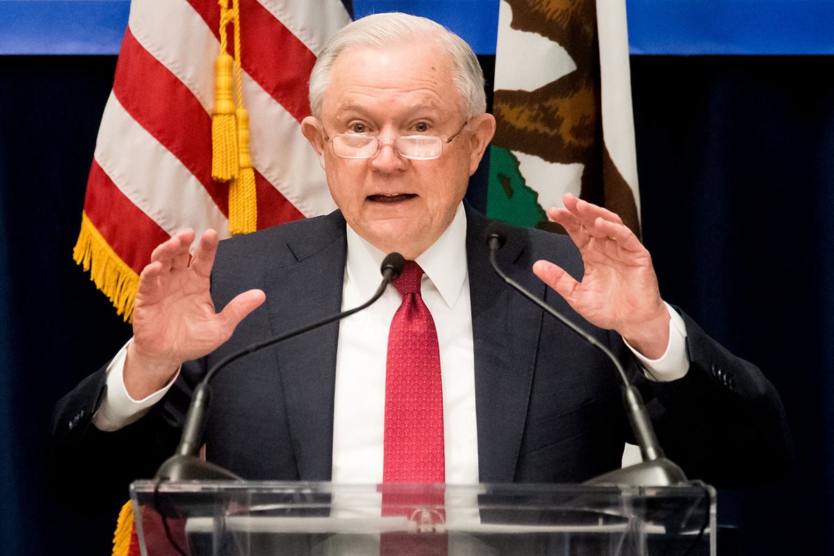 Jeff Sessions advirtió a California que el gobierno federal usaría todos sus poderes legales para luchar contra las protecciones de inmigrantes indocumentados. (AFP).