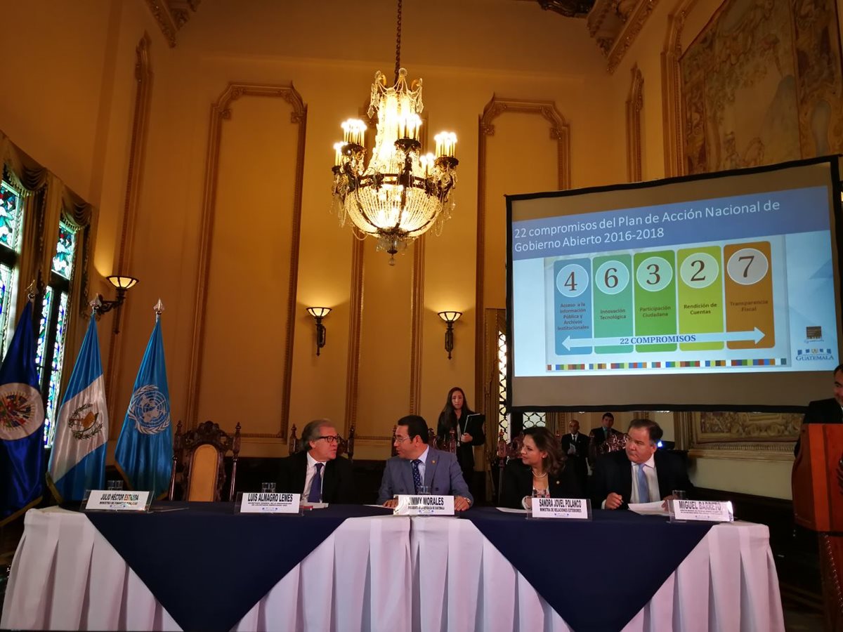 Morales y Almagro conversan durante la actividad de presentación de las "prioridades presidenciales". (Foto Prensa Libre: Paulo Raquec)