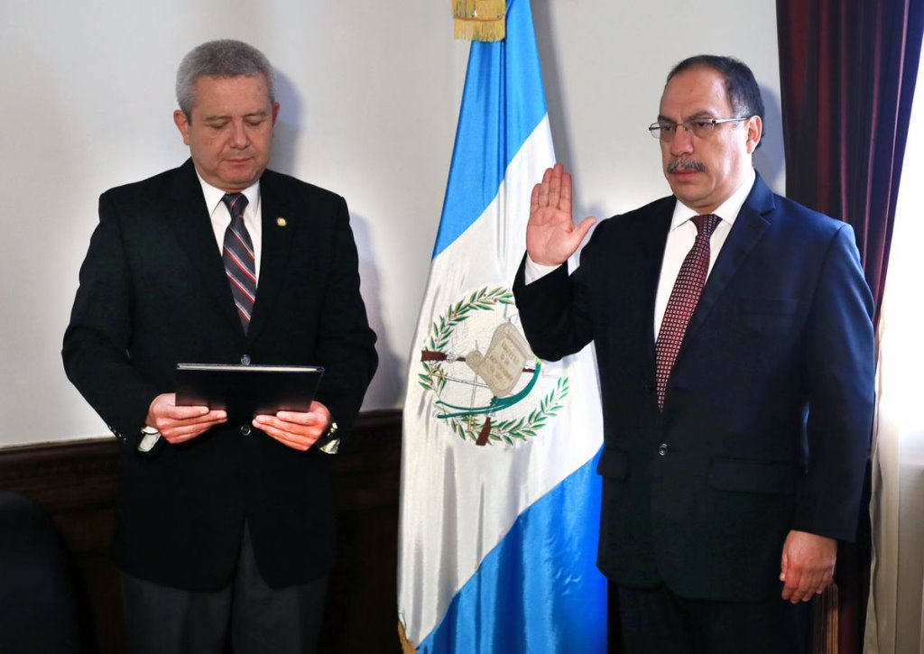 Mario Hugo Miranda – derecha- durante su juramentación. Lo juramenta Carlos Martínez, secretario de la Secretaría General de la Presidencia. (Foto Prensa Libre: Presidencia).