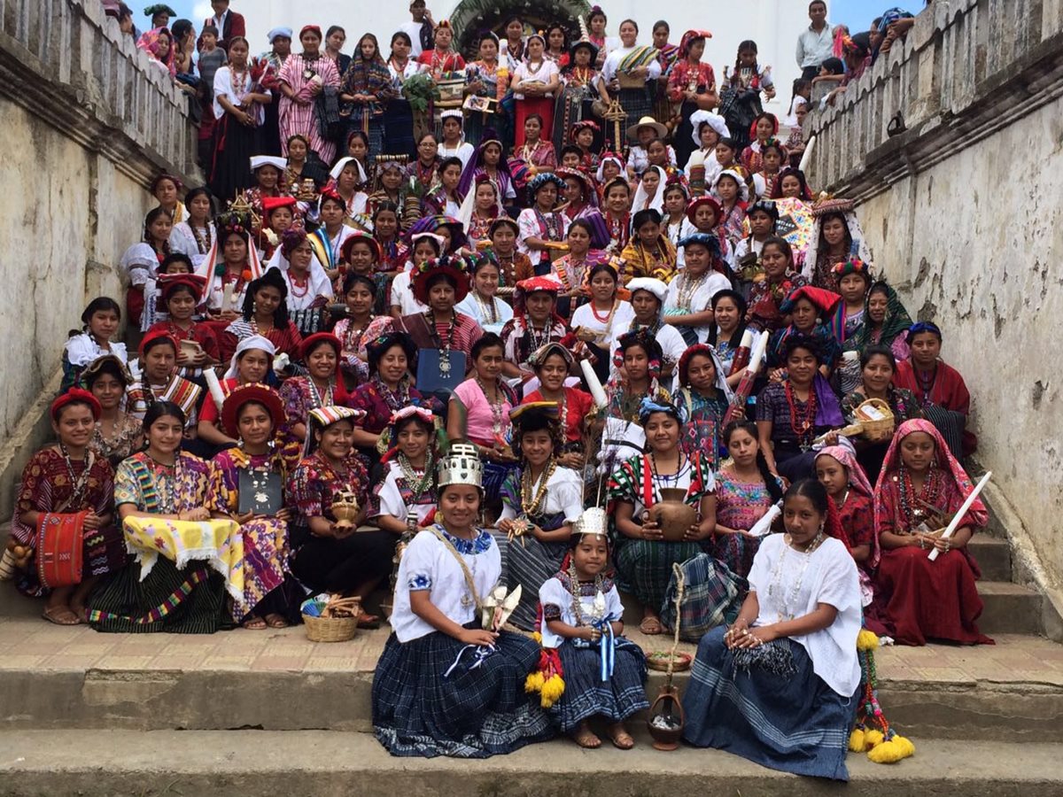 Durante ceremonia maya, en Tactic, se presentaron 110 candidatas a Rabín Ajaw. (Foto Prensa Libre: Eduardo Sam Chun)