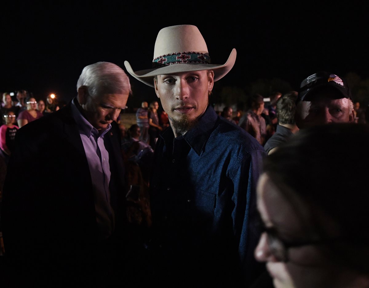 Johnny Langendorff, quien persiguió al atacante con su camioneta,visita el lugar de la vigilia en honor de las víctimas. (Foto Prensa Libre: AFP) LEA LA NOTA COMPLETA EN EL SIGUIENTE VÍNCULO: