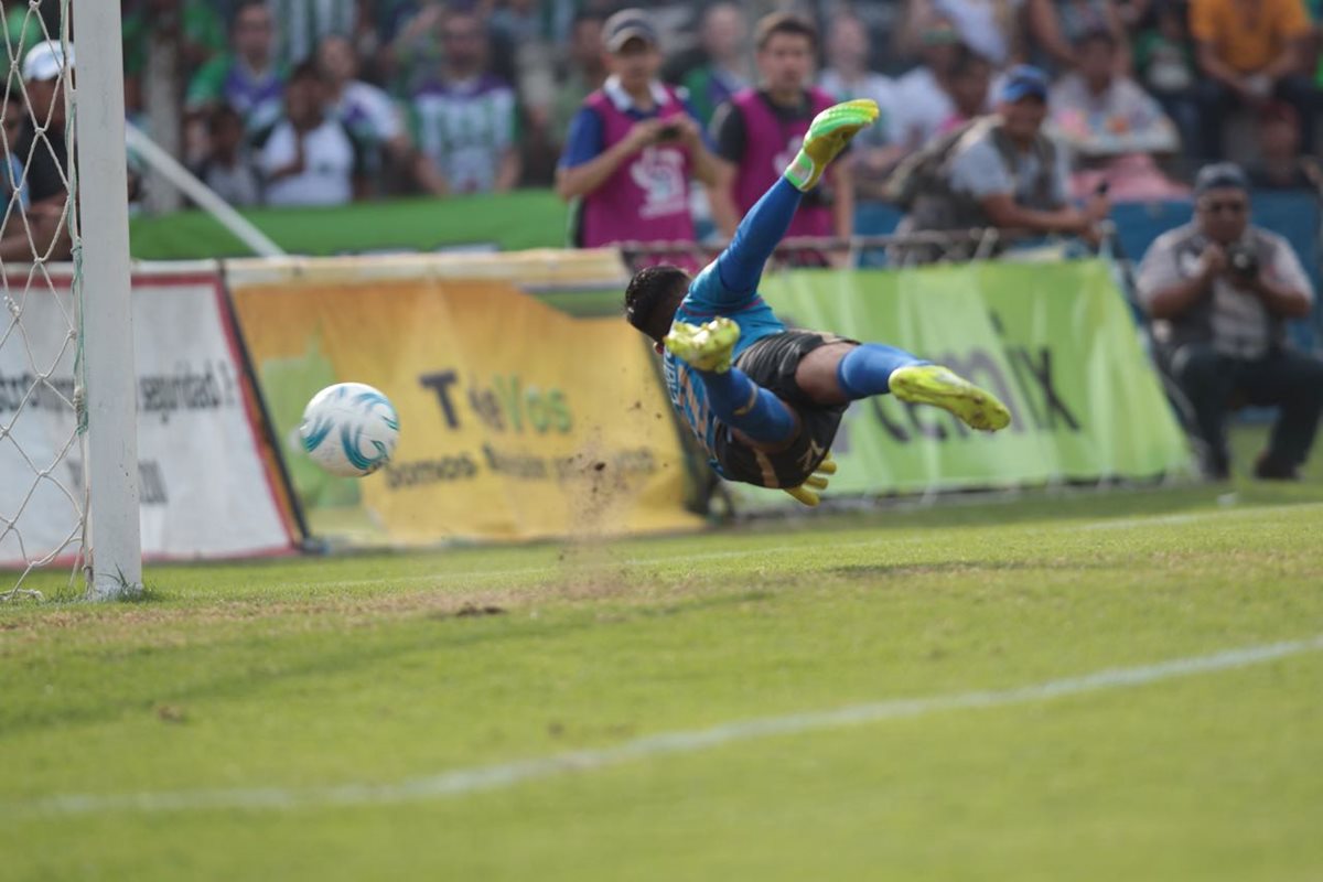 El disparo de Galindo superó la estirada del portero rojo Paulo César Motta para el 1-0. (Foto Prensa Libre: Norvin Mendoza)