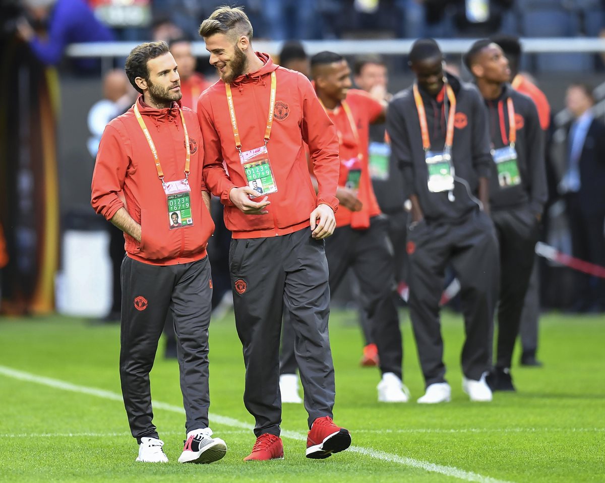 Juan Mata junto al portero David De Gea en el estadio Friends Arena ayer a su llegada a Estocolmo. (Foto Prensa Libre: EFE)