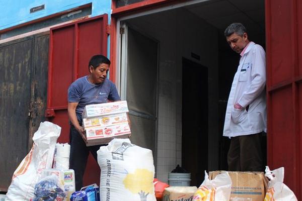 Víctor Morales, director interino del hospital, recibió el aporte. (Foto Prensa Libre: Rigoberto Escobar)