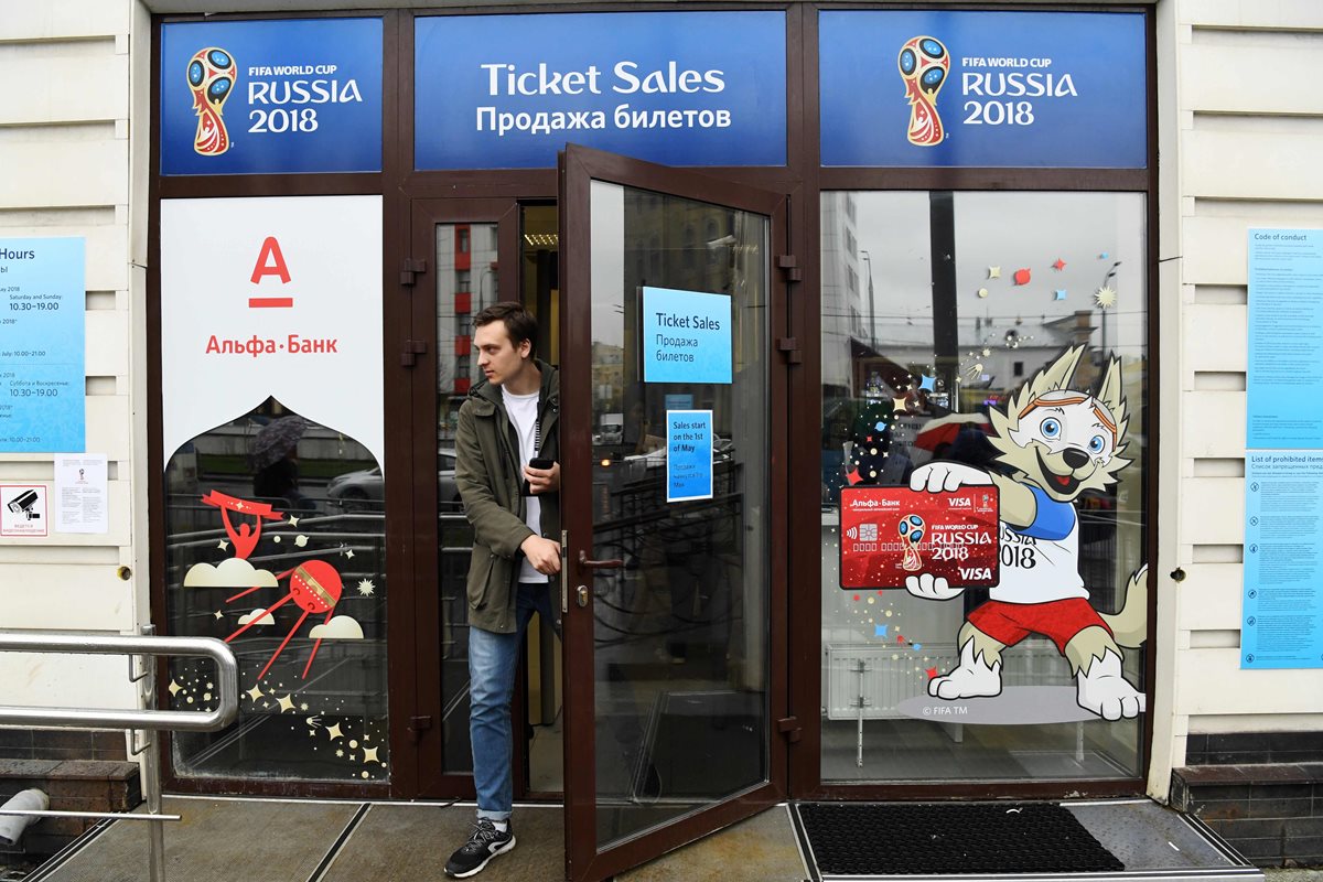 Un aficionado sale de las oficinas de venta de boletos para los partidos del Mundial de Rusia. (Foto Prensa Libre: AFP)