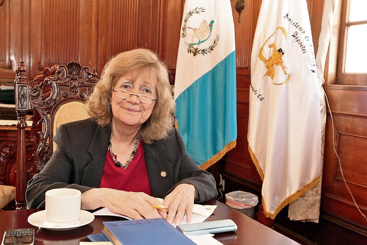 La mesa de trabajo de la escritora Ana María Rodas ahora se llena de informes y planes. Los ha estudiado en los últimos días con el objetivo de dar un rumbo estable al ministerio que ahora dirige. (Foto Prensa Libre: Ángel Elías).