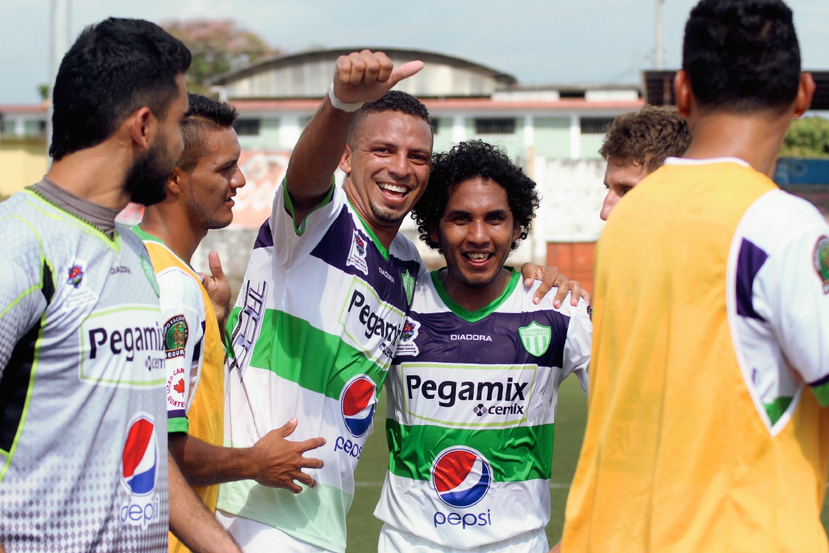 Óscar Isaula y Juan Valenzuela festejan el triunfo de Antigua GFC. (Foto Prensa Libre: Aroldo Marroquín).