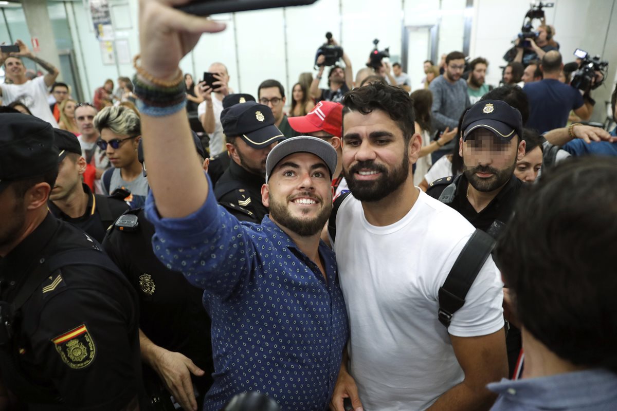 Diego Costa a su llegada al aeropuerto de Madrid donde se someterá a los exámenes médicos del Atlético Madrid. (Foto Prensa Libre: EFE)