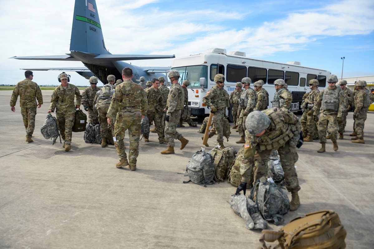 Donald Trump aseguró que podría enviar hasta 15 mil militares a la frontera con México, ante la llegada de una caravana de inmigrantes que cruza México. (foto Prensa Libre: EFE)