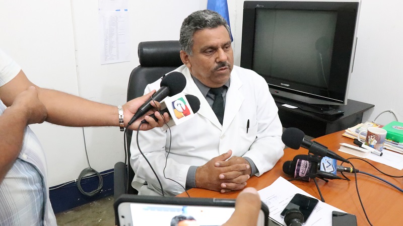 El director del Hospital Nacional de Mazatenango, Leonel Jabaloy, informa sobre el caso de bebé que había sido declarada muerta. (Foto Prensa Libre: Cristian Icó Soto)