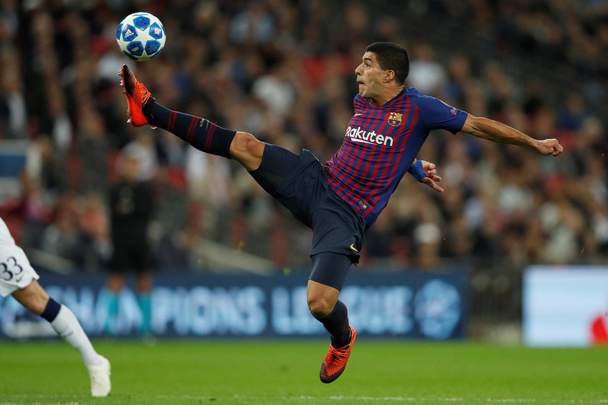 Luis Suárez controla el balón en el duelo contra el Tottenham. (Foto Prensa Libre: AFP).