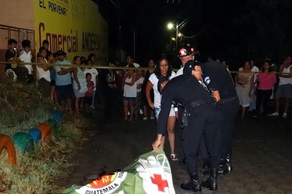 Autoridades trabajan en el lugar donde murió por heridas de arma cortante Elí Oajaca, en Mazatenango. (Foto Prensa Libre: Omar Méndez)