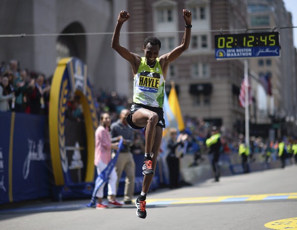 El etíope Lemi Berhanu en el momento que ingresa a la meta en primer lugar en Bostón. (Foto Prensa Libre: AP).