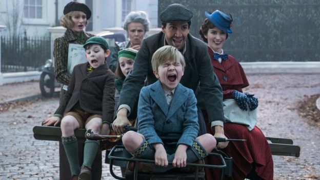 En El Regreso de Mary Poppins, la niñera llega para entretener a una nueva generación de niños en la familia Banks. (JAY MAIDMENT)