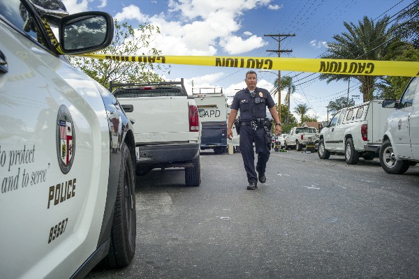 <span>La policía</span>trabaja en<span> la</span> <span>escena del crimen</span><span>,</span> <span>en Los</span> <span>Ángeles</span><span>. (AP).</span>