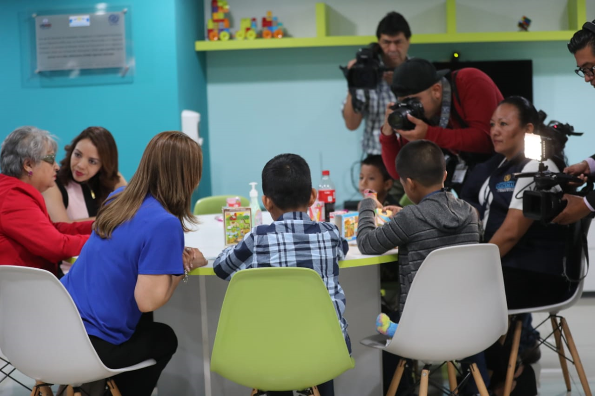 Niños son atendidos al arribar al Aeropuerto Internacional La Aurora. (Foto Prensa Libre: Érick Ávila)